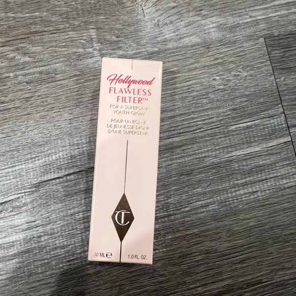 Charlotte Tilbury Hollywood Flawless Filter Foundation - Picture 7 of 9